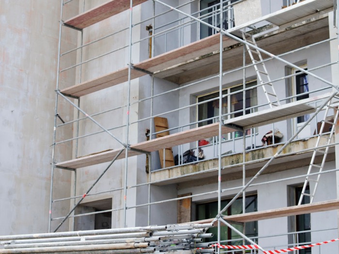 Balkone eines Mehrfamilienhauses mit Arbeitsgerüst während der Balkonsanierung